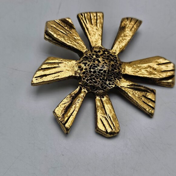Vintage Gold Tone Textured Abstract Metal Flower Brooch Pin - Picture 2 of 4
